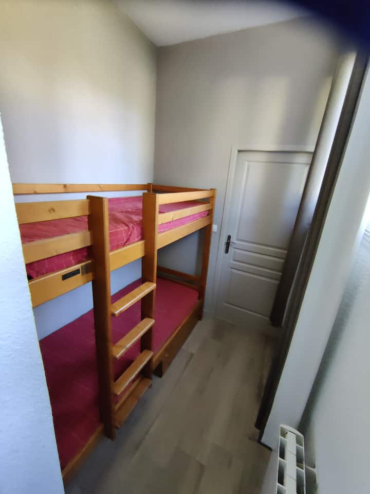 Легла на входа, който се затваря, за да образува отделна спалня 