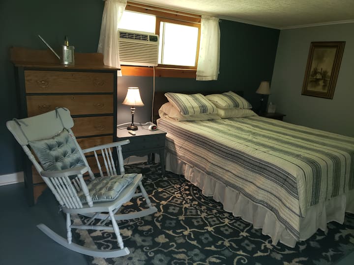Queen bed.