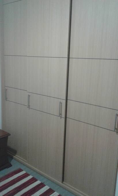 This are the closet doors! Big for all your staff! / Puertas de clóset, amplias para todo tu equipaje