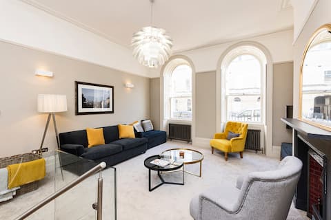 Luxurious Georgian garden apt + parking +breakfast