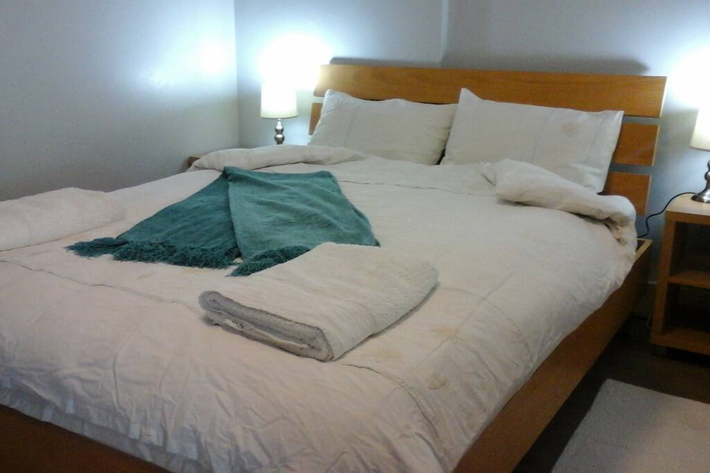Das kleinere Schlafzimmer, mit Doppelbett (1.5m breit x 1.95m lang)