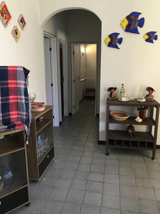 Sala interna e corredor de acesso aos quartos, tem TV digital
