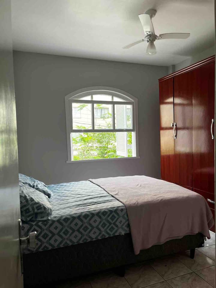 Спалня 1 - Апартамент (1 двойно легло и гардероб). 