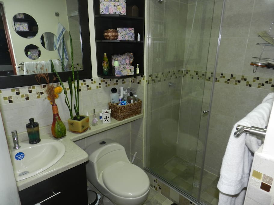 Cómodo baño con agua caliente.