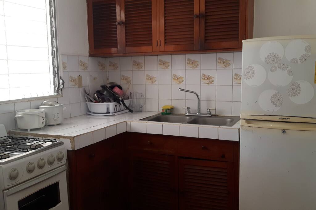 Cocina amplia donde podrás preparar lo que gustes ademas de tener café listo todas las mañanas cortesía de la casa.
Wide kitchen where you can prepare what you like besides having coffee ready every morning courtesy of the house.