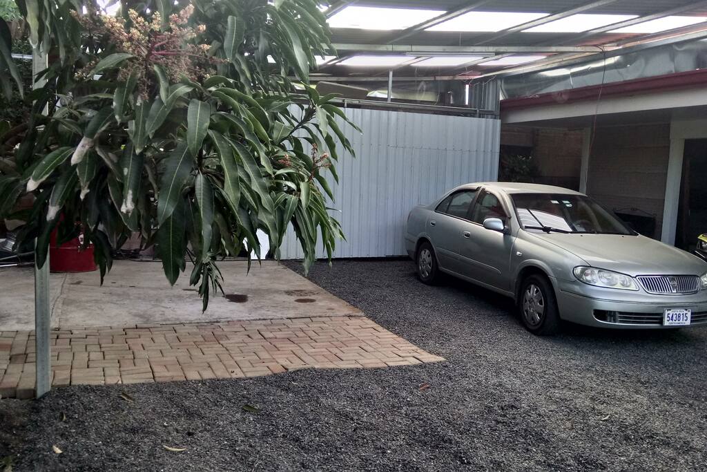 Estacionamiento para dos vehiculos bajo techo