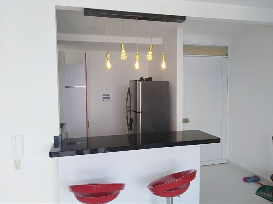 Cocina tipo americano, dotada, platos, vasos, ollas y nevera