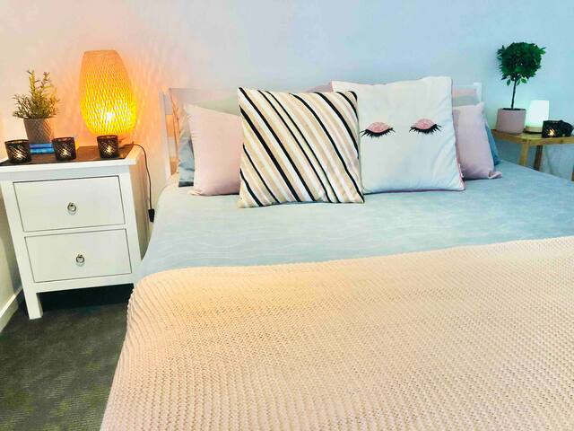 Modern, Quiet St Kilda Apartment, Trams Nearby!