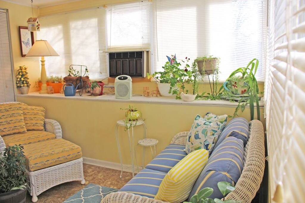 Attached sitting room/ sun room