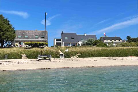 Sea-facing house – direct beach access