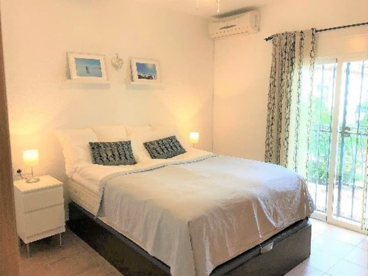 Sakafu ya chumba cha kulala 1, kitanda cha watu wawili (sentimita 150 x 200), WARDROBE zilizofungwa, feni ya dari, AC, kutoka kwenye roshani. 