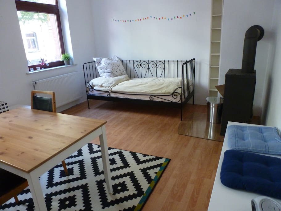 Gemütliches Zimmer mit Kaminofen und Arbeitstisch