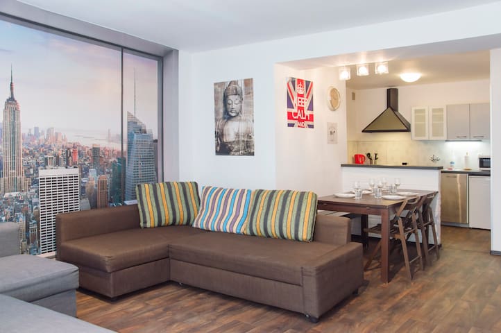 Amazing 2BD Old Town Square flat