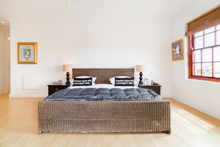 Camps Bay Villa with Mountain Views near the Beach gallery image 4