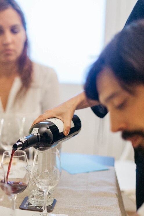 Show full-screen, host-provided image