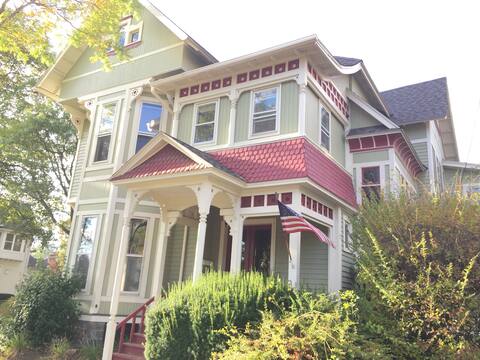 Spacious apartment in the Theodore Friendly House