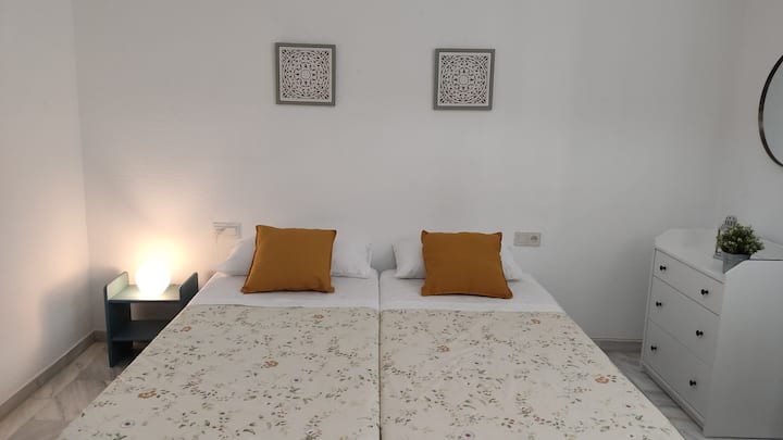 带两张90厘米单人床的卧室 