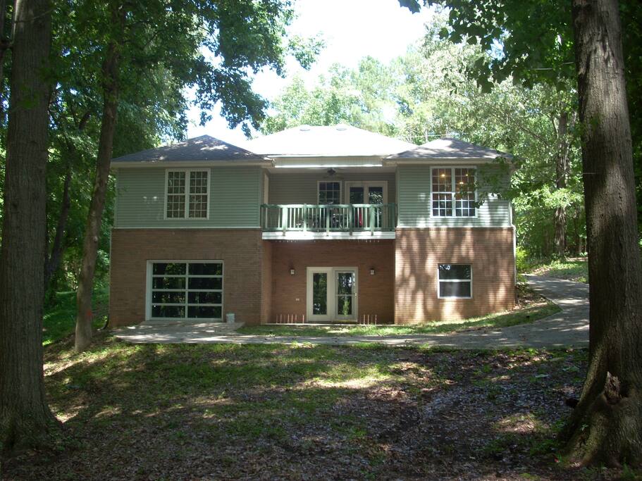 Rear veranda
Owner living apartment below