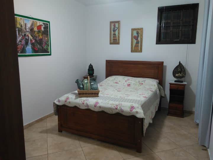 מיטה זוגית שעשויה מעץ מלא, עם מזרן קפיצי וארון. שימו לב שהרהיטים חדשים לגמרי. יש בו גם מיזוג אוויר , מאוורר תקרה ווילון בלאק - אאוט