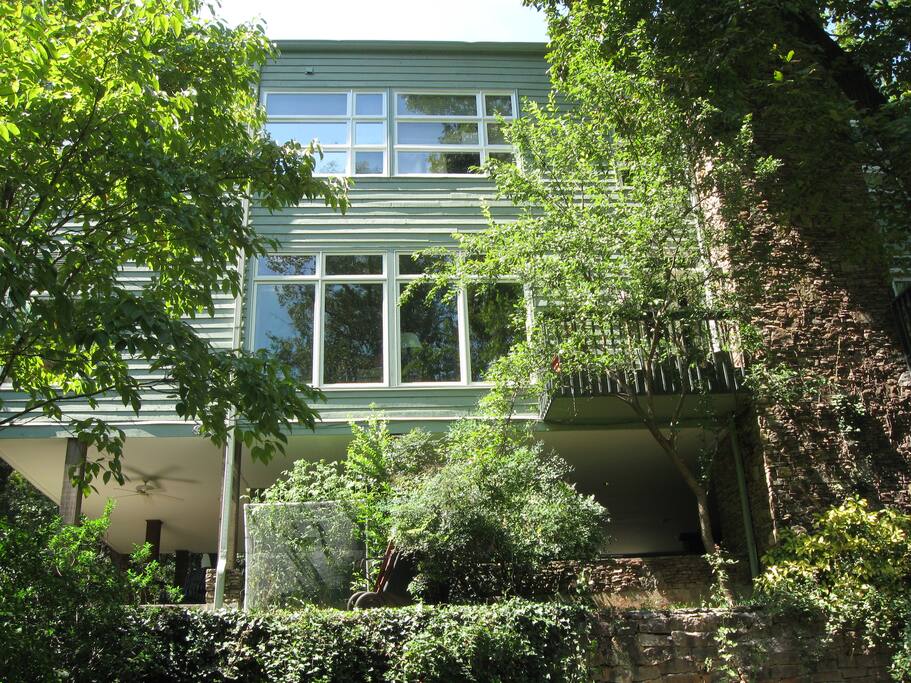 Large 3 story Contemporary TREEHOUSE 2 story porch, 3 Bedrooms +Library
