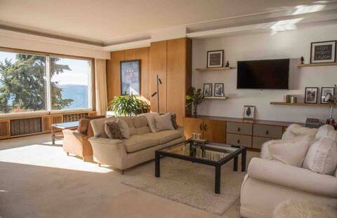 Beautiful Central Apartment with Lake View