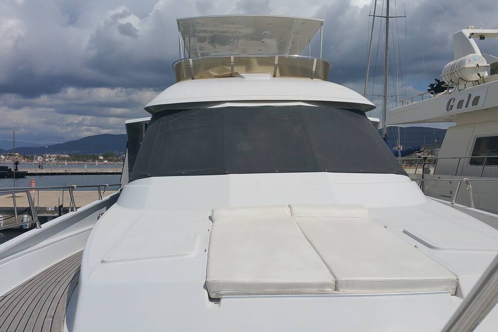 Front/fore-deck sunbathing platform