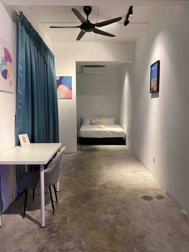 Room 4 comes with 1 double beds