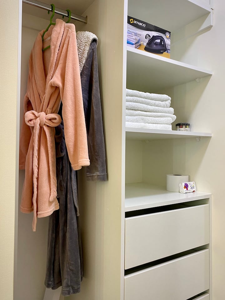 Nous laissons pour vous des peignoirs, des serviettes, une armoire à pharmacie, un fer à repasser et un fer à repasser,un couturier, du papier toilette,un sèche-cheveux.