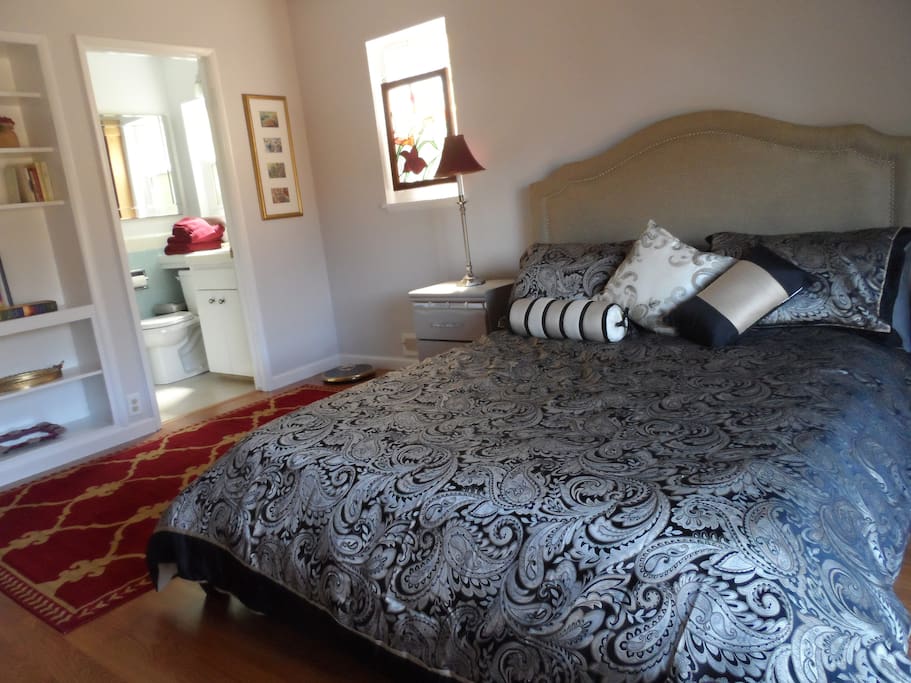 Master suite (Queen) w/bath