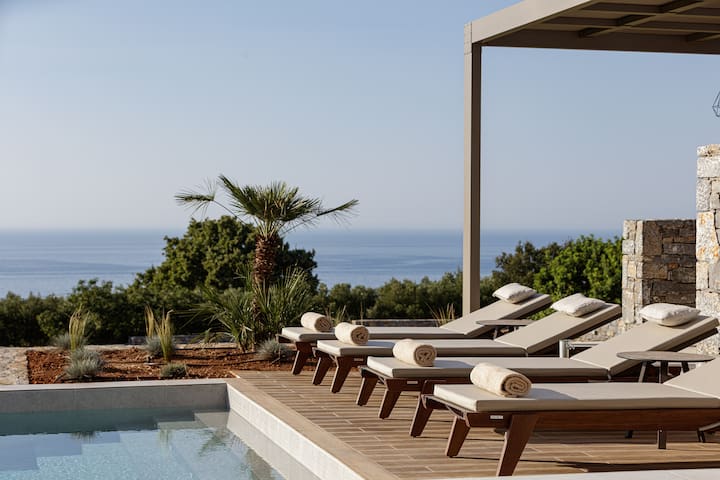 Impeccable design, total privacy and sea views! gallery image 3