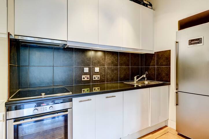 2BR; St. James-Trafalgar, High Ceilings, Concierge gallery image 5