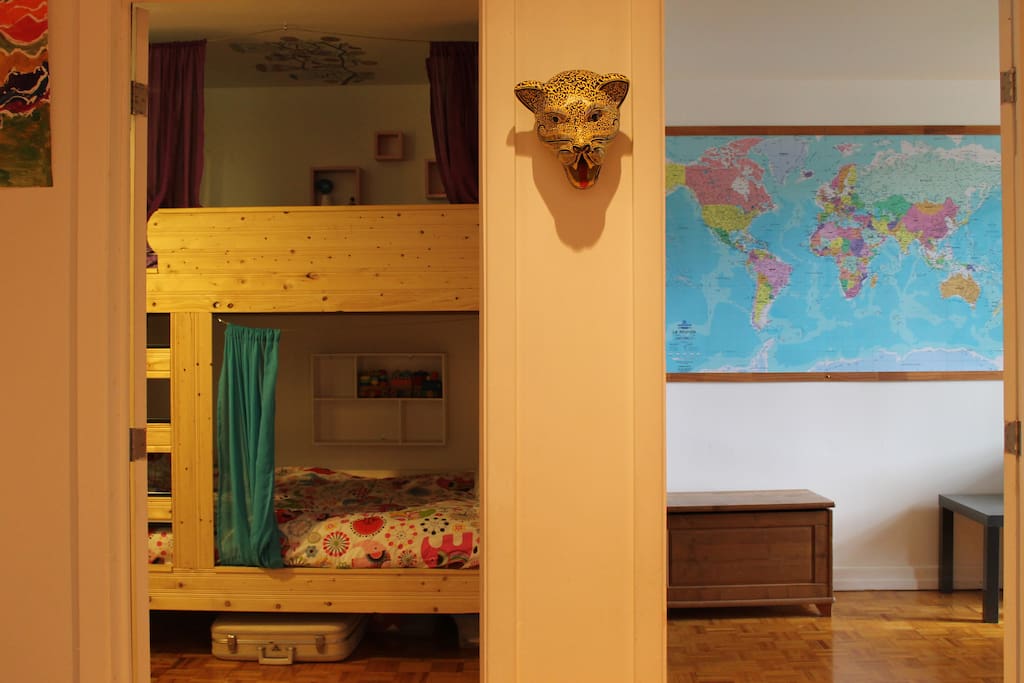 2 chambres d'enfants séparées par porte coulissante pour agrandir l'espace