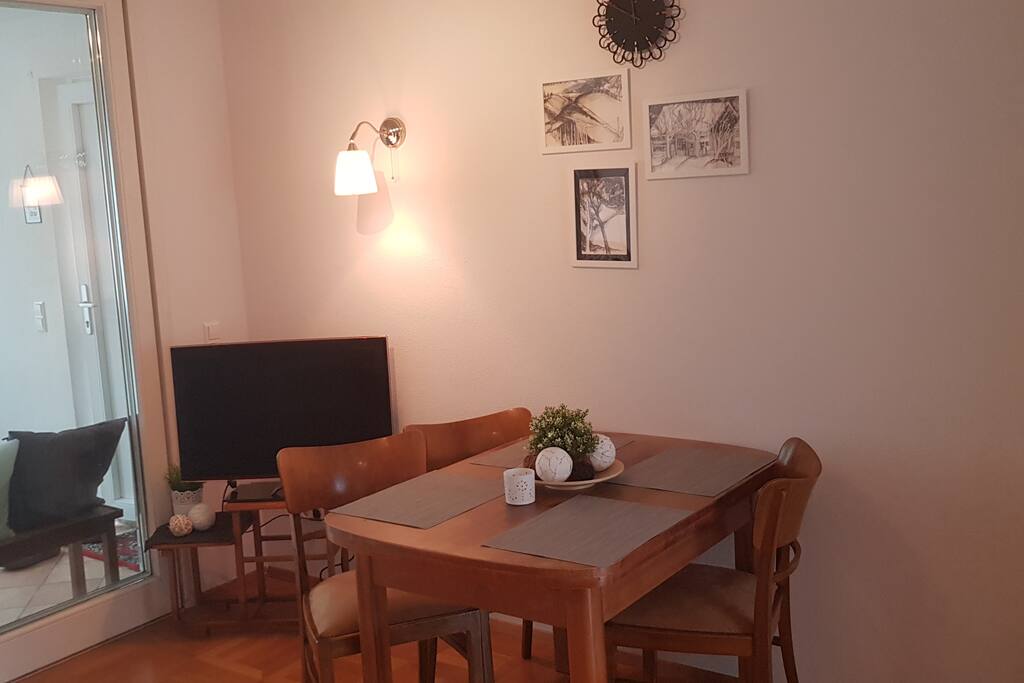 Essbereich/Arbeitsplatz mit TV