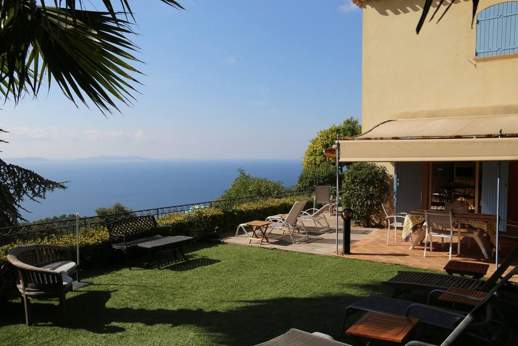 Lawn outdoor space (sun loungers, BBQ, Table Tennis etc.)