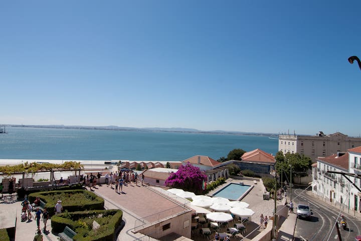 Alfama Balcony: Awesome Tagus View!