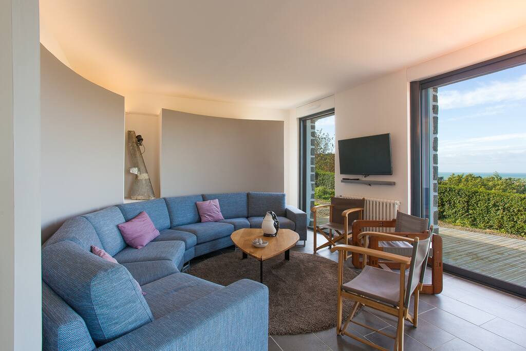 Le séjour confortable ouvert sur la terrasse