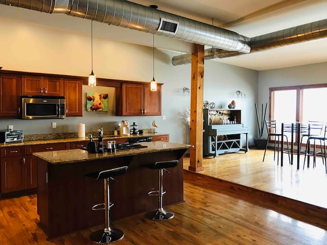 Eclectic Loft off the Square with Rooftop Patio