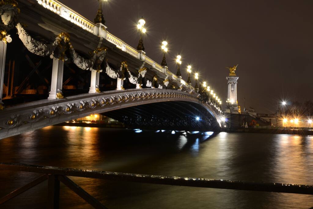Sur les quais piétons, le pont Alexandre III