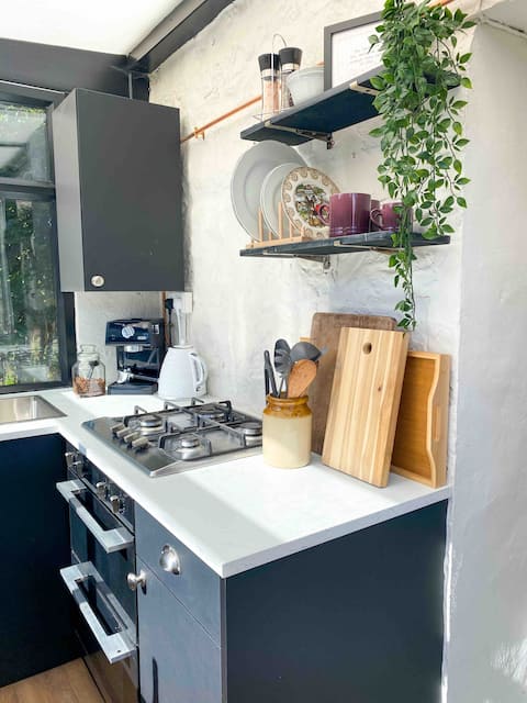 ChurchSide Garden Guest Suite - Perfect Location