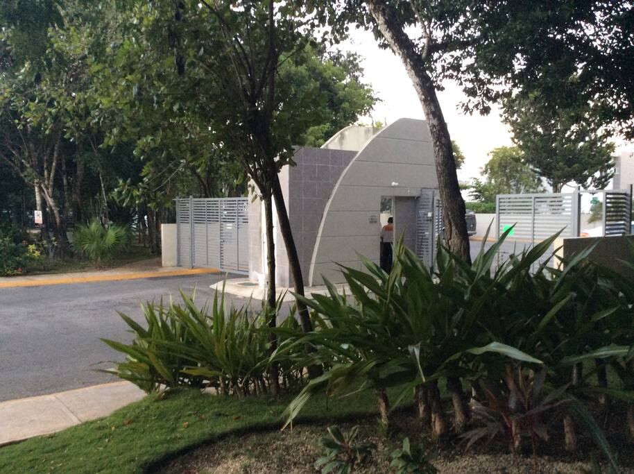 Los olivos es un fraccionamiento residencial, con un ambiente muy agradable y tranquilo, con seguridad privada, y areas verdes para relajarse y albercas. Nuestro hogar es de 3 baños y 3 recamaras, tenemos disponibles dos baños y dos recamaras, cuenta con sala de estar, comedor, cocina y patio de servicio. Las recamaras cuentan con servicios de agua, luz y aire acondicionado.
No pierdas la oportunidad de conocer playa del carmen, quintana roo, y hospedarte en un agradable lugar como nuestro hogar.
The olive is a residential subdivision, with a very nice and quiet, private security, and green areas to relax and pools. Our home is 3 baths and 3 bedrooms, have available two bathrooms and two bedrooms, has a living room, dining room, kitchen and service yard. The bedrooms have water services, electricity and air conditioning.
Do not miss the opportunity to meet Playa del Carmen, Quintana Roo, and stay in a nice place like our home.