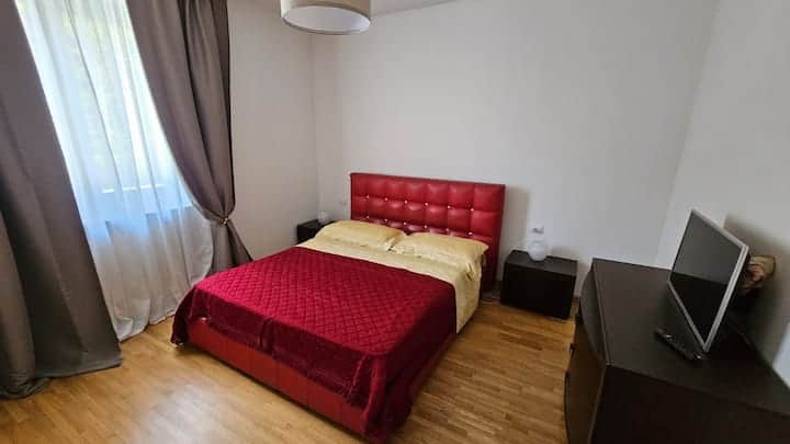 Soba 1: Bračni krevet s 2 sjedala, s ladicom za prtljagu ispod kreveta (krevet se uzdiže), komodom, noćnim ormarićima, TV-om, zavjesama za zamračivanje i ormarom s kliznim vratima, s policama, vješalicama i ladicama. Ima i mjesta za krevetić
