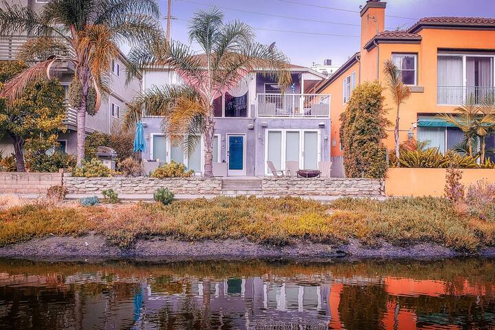 Ultimate Luxury on the Venice Canals-Walk to Beach gallery image 2
