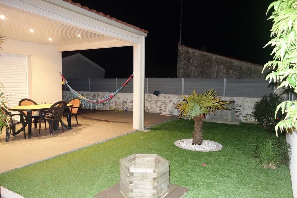 La terrasse sous le porche