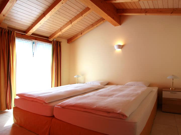 غرفة نوم بإطلالة على البحيرة