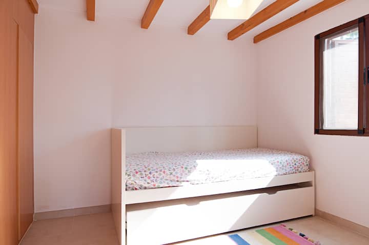 חדר שינה למטה, 2 מיטות יחיד.