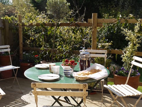 Halcyon, beautiful two bed apartment.