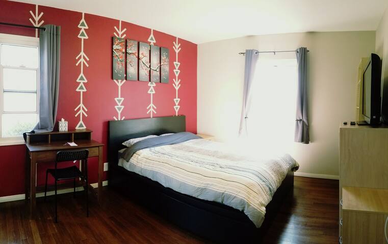 Spacious Private Bedroom 3 miles from LAX