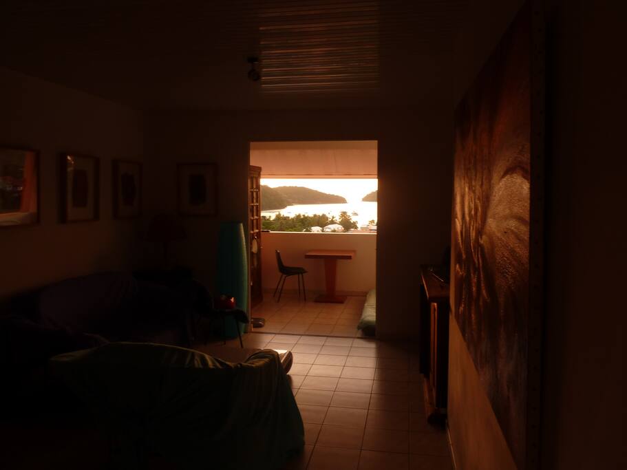 Vue sur mer depuis l'entrée de l'appartement