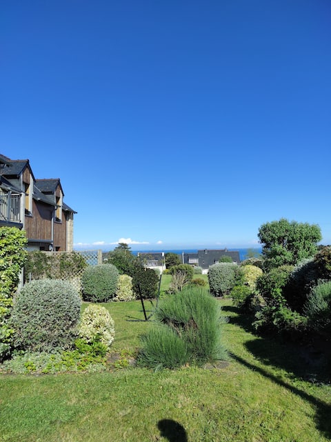 Annonce Airbnb populaire: App 100 m from Port Mer beach, private garden, sea view à Cancale