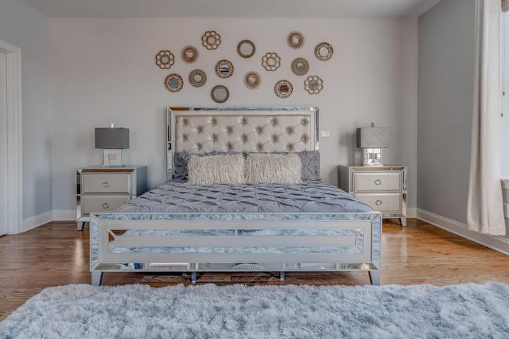 Dormitorio principal

Baño completo en suite: ducha a ras de suelo y bañera de hidromasaje, vestidor grande, colchón de espuma viscoelástica de alta gama de 13pulgadas, cama tamaño king, sofá cama, cómoda grande, televisor de alta definición de 65 pulgadas, Firestick, Netflix
